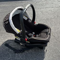 Graco Snugride 35 Snuglock Infant Car Seat! Good condition!