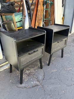 2 matching black nightstands