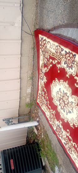 New 5/7 area rug thick and elegant