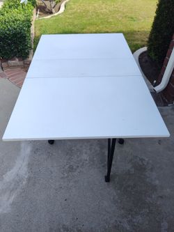 FREE COLLAPSIBLE CRAFT TABLE