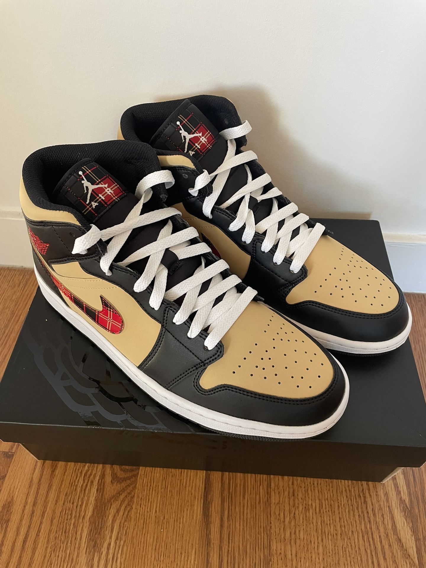 Nike air Jordan 1 mid SE Men Size 10.5 New