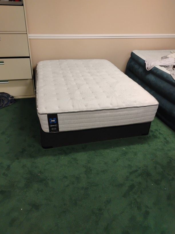 Sealy Mattress And Box Spring. Full Size. 