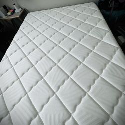 Queen Size Mattress With Metal Bedfeame