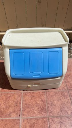 Toy storage box