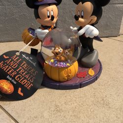 Mickey And Minnie Snow Gold Retired 