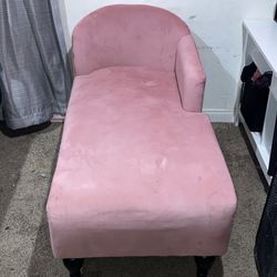 PINK LOUNGE COUCH 🛋️  TRYING TO SELL ASAP!