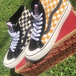 Vans : OFF THE WALL sk8 Hi-Tops, yellow // white // black checkered . Men’s size 7; Women’s size 8.5