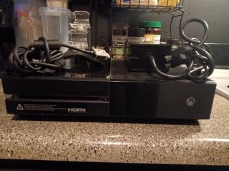 Xbox One + 6 Game's + Controller charger Dock