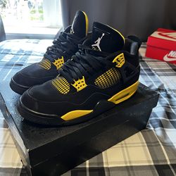 Jordan 4 thunder yellow size 10