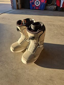 Kids THIRTY TWO snowboarding boots size 5