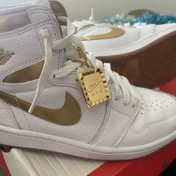 Air Jordan 1 Retro High OG "Metallic Gold" sneakers 