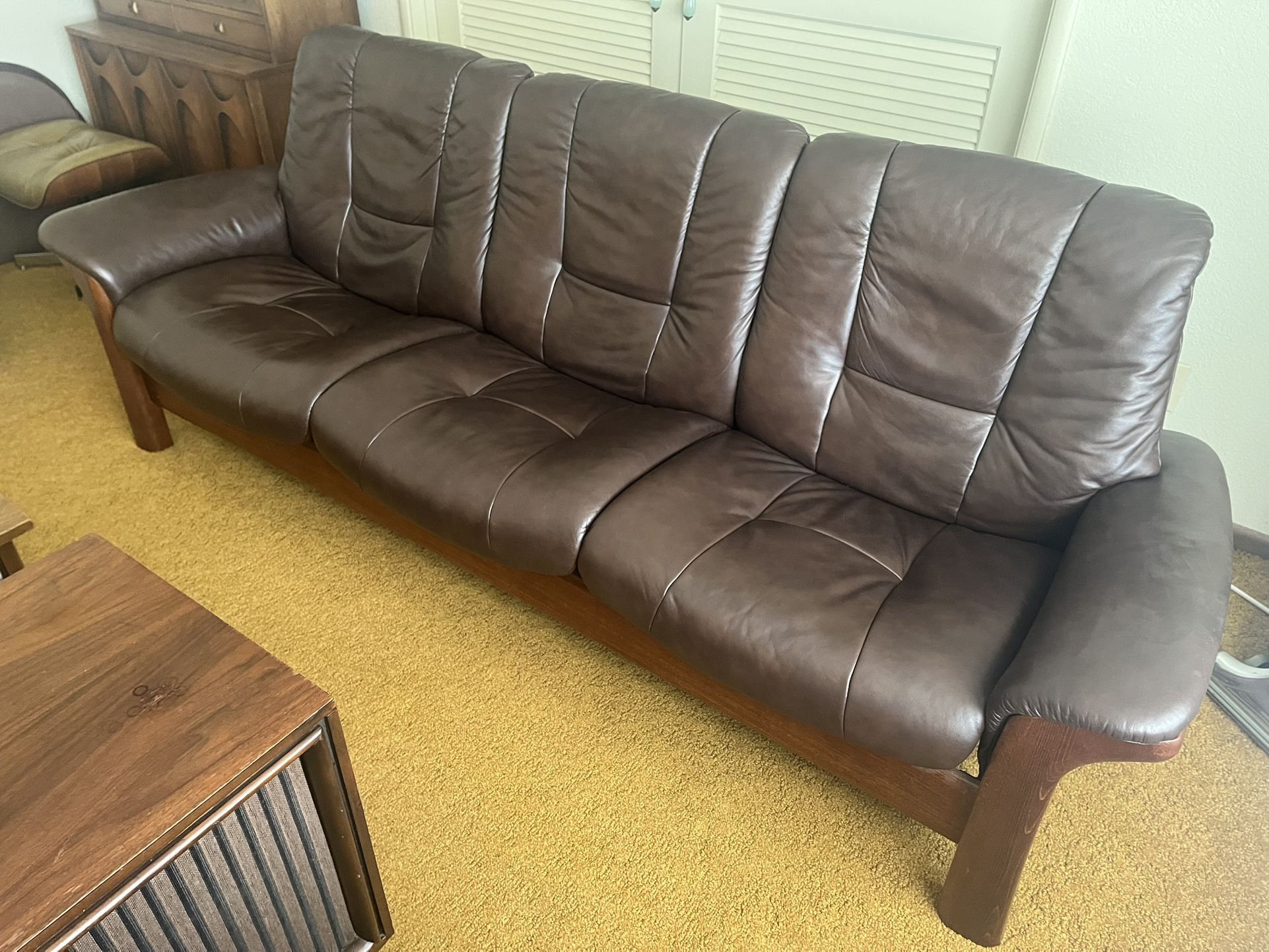 Leather Ekornes Stressless Buckingham low-back lounge sofa couch recliner 90 1/2” wide
