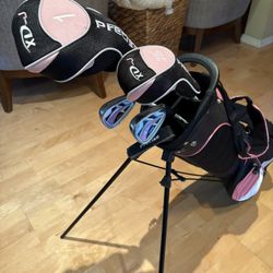 Set of Girl’s Golf Clubs with Carry/Stand Bag