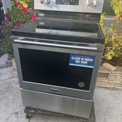 Brand New Maytag Glass Top 5 Burners Electric Range No Cable
