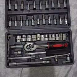 46 piece car repair tool kit: ratchet torque wrench, wrench, screwdriver, socket set combination