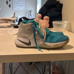 Kyrie 2 Christmas 11.5 Men’s