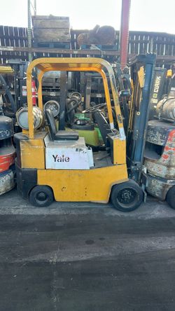 $2500.  Forklift  Runs Good 