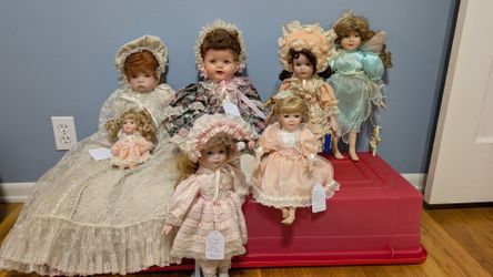 7 vintage /antique porcelain dolls, including 1050s Saucy Walker
