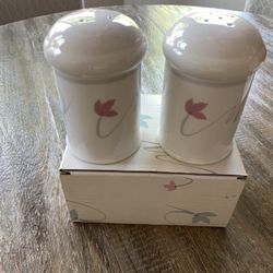 Japan Style Salt and Pepper Shakers Set Brand New