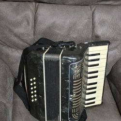 ACORDEON HECHO EN ITALYA $220 OBO