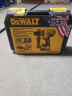 DeWalt DCD996P2 20V Brushless Hammer Drill Kit