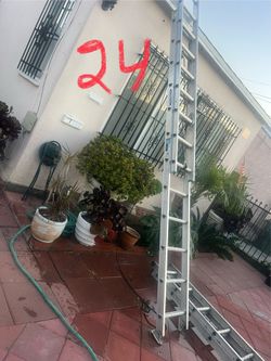 Escalera de 24 pies casi nueva