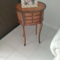 Nice Little Decorative End Table 