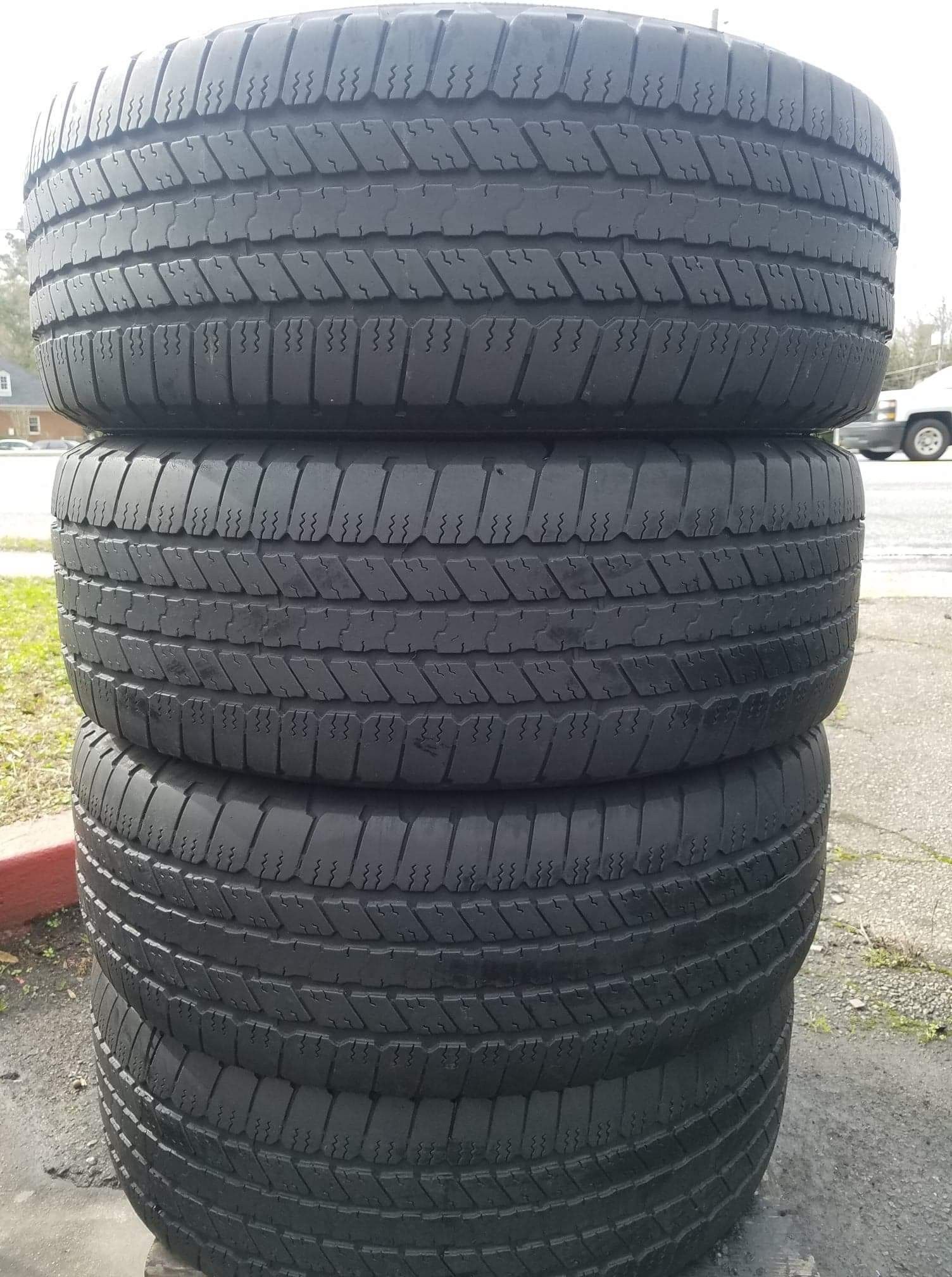 275 55 20 SET OF 4 GOODYEAR WRANGLER SR- A -- IN GREAT CONDITIONS WITH 75% TREAD LIFE REMAINING.