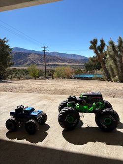 2 RC Monster Trucks – Grave Digger + Blue Monster Truck