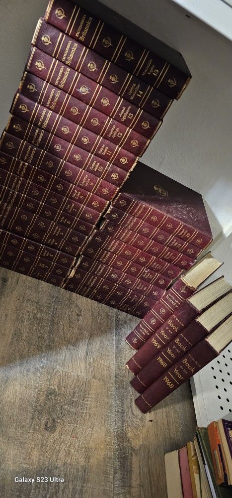Vintage Britannica encyclopedia 1-23 plus 4 extra 1968s used good condition