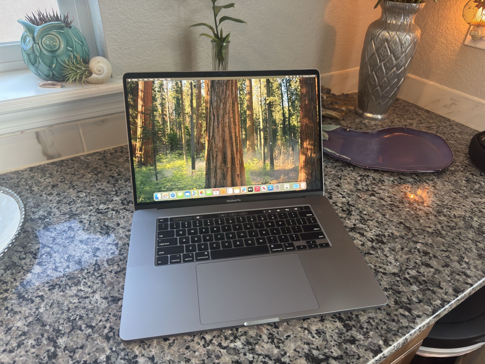 16” Apple MacBook Pro 500GB SSD 16GB RAM 6 CORE INTEL i7