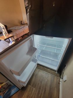 Fridgeaire refridgerator black dented fully functional and clean