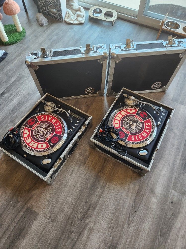 Road Runner Deluxe Turntable Flight Case With Numark TT500 Turntables