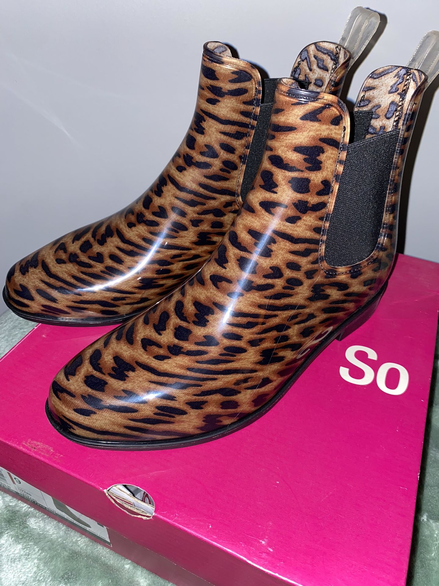 New Size 9 Womens Rain Boots