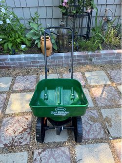 Scotts Turf Builder Mini Broadcast Spreader