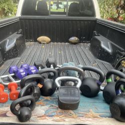 KETTLEBELLS    :  10s  15s  20s  25s  30s  35s  40s  45s  50s  &  DUMBBELLS  :  5s  8s  10s  12s  15s  20s 25s  30s 35s 40s  45s 50s  55s 60s 75s 110s