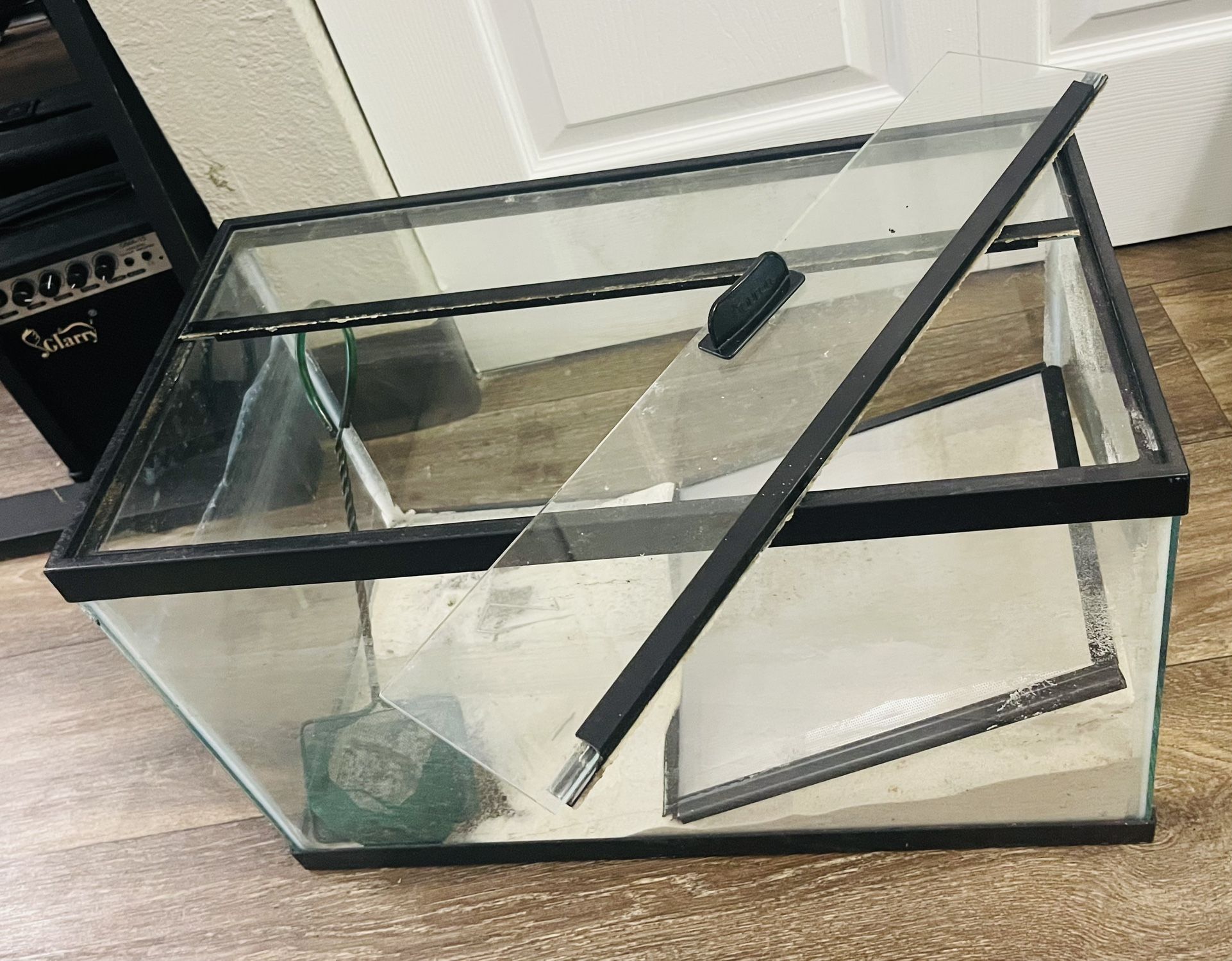 fish tank with lid