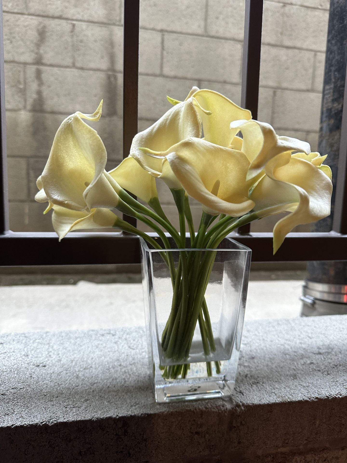 Faux Silk Flowers, Lilies | Calla Lily In Glass Vase With Water