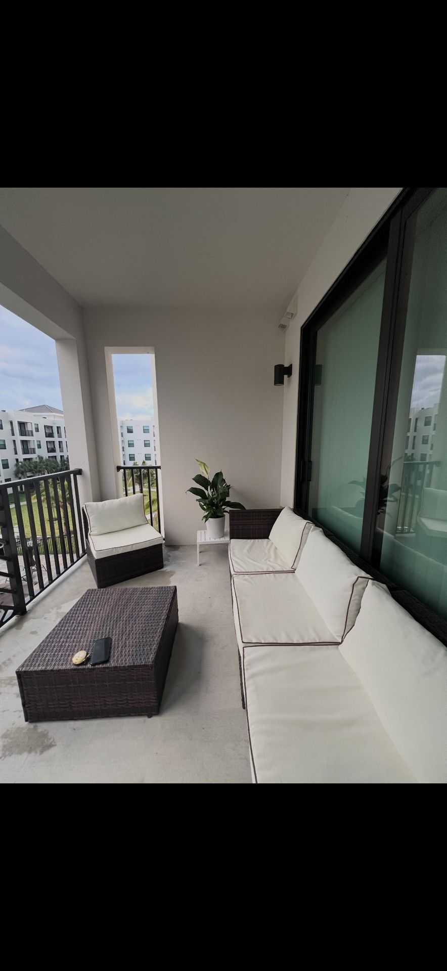 Modern Outdoor Patio Set – Excellent Condition!