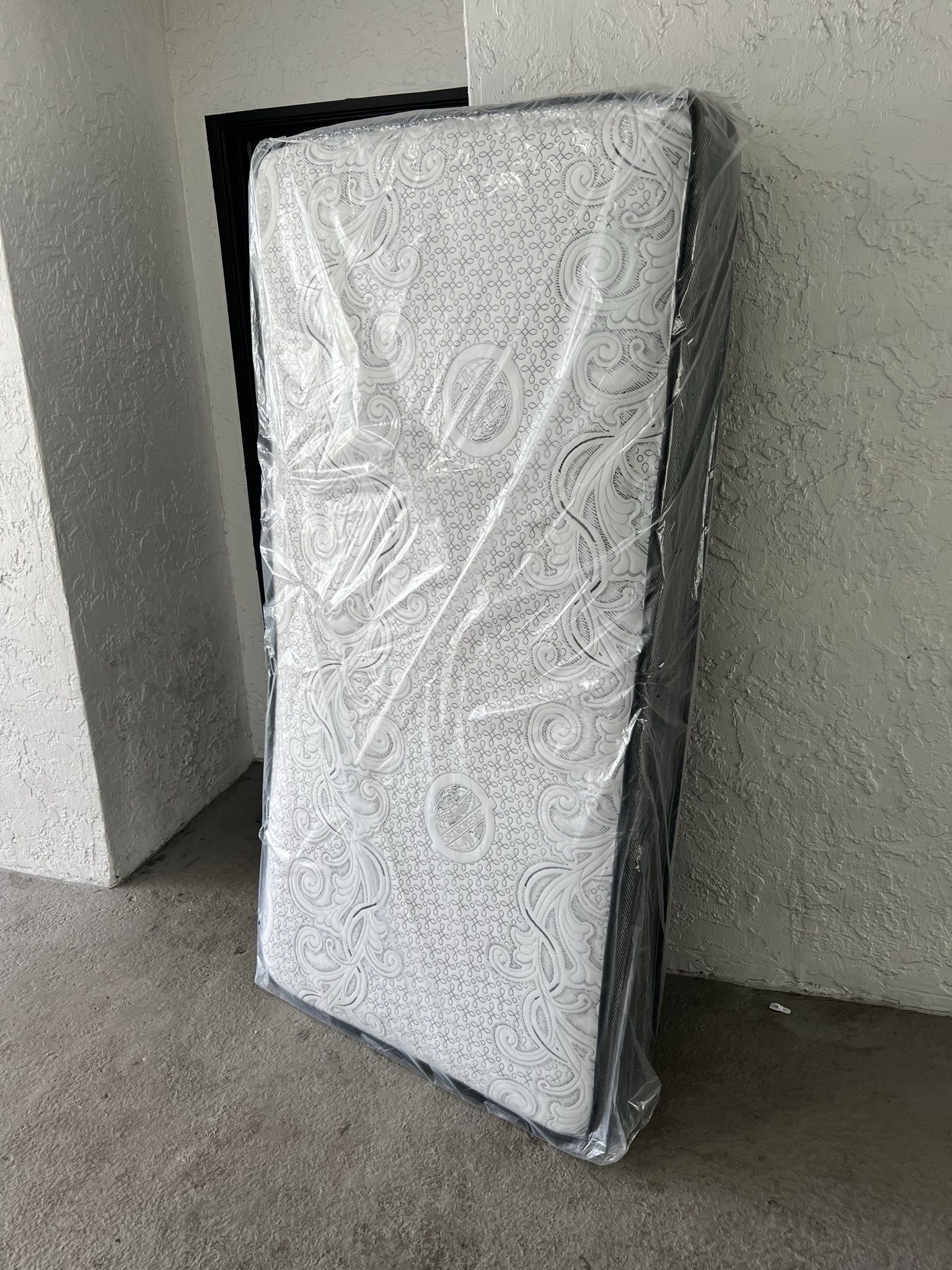 Mattresses: twin full  queen regular  Colchon Nuevo Colchones plush or pillow top available cama bed mattress