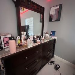 Dresser With Mirror 