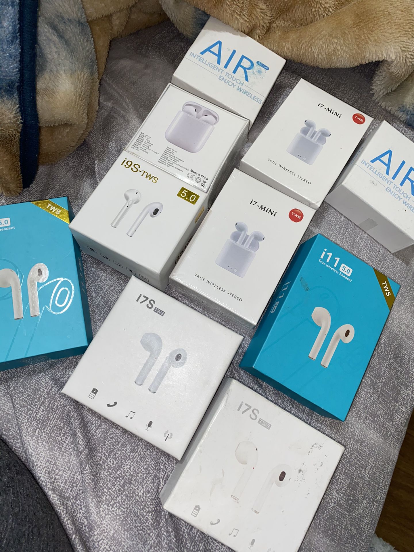 Wireless ear buds works for ihphone and android, comes with iPhone plug in piece