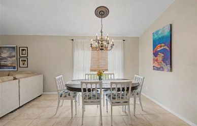 Dining table+ 6 chairs