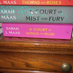 Sarah J Maas