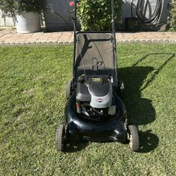 YARD MACHINE PUSH LAWNMOWER 5.5 HO