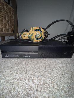 Xbox one (headset included)