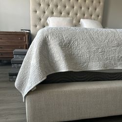 Whole Bedroom Set Queen 2Night Table /Ottoman 