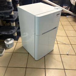Mini fridge / W  freezer..