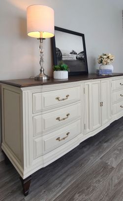 Elegant Solid Wood Dresser/ Buffet/Media Console /Entryway.