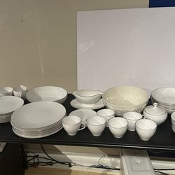 Royal Worcester “Snow” Fine Bone China Set (Z.2699/2) – Platinum/Silver Trim